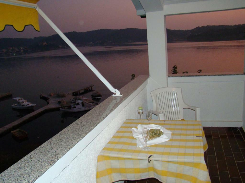 House Subic Daire Supetarska Draga Dış mekan fotoğraf